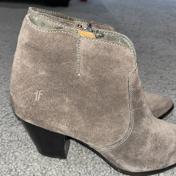 FRYE JENNIFER SUEDE BOOTIES Gray Taupe Side Zip Pointy Toe Heeled Booties 7.5 - Picture 2 of 11